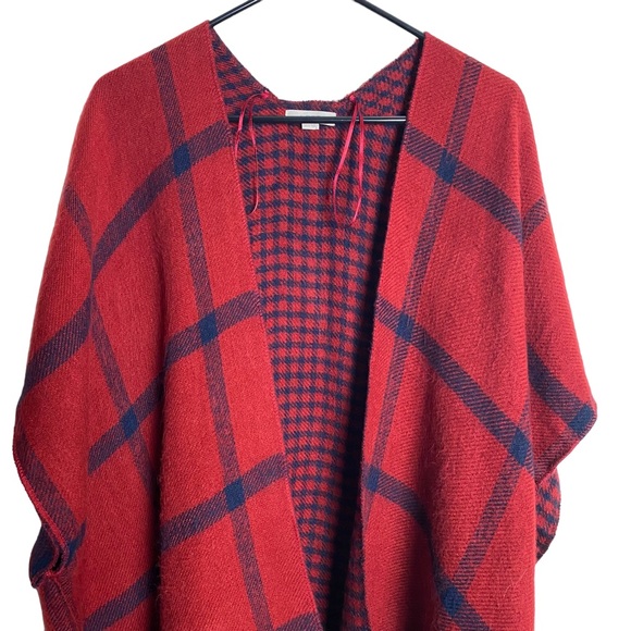 Loft Poncho Womens Sweater Wrap Shrug Soft Warm Fringe Hem Cape Plaid Red Blue - Picture 4 of 10